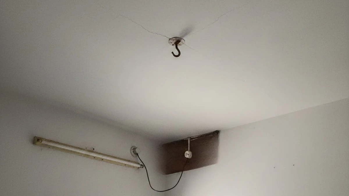 Pre-2000s-ceiling-design-for-bedroom